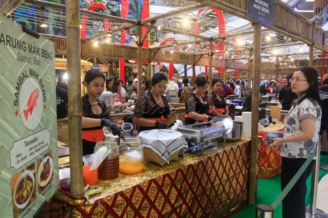 Beberapa sajian unggulan sebut saja Warung Mak Beng Bali, Gudeg Yu Djum Yogyakarta, Toko OEN dari Semarang, Wingko Babat Kelapa Hijau asal Surabaya, Bebek Sinjay dari Madura, hingga Sate Klathak Pak Pong yang kesohor dari Yogyakarta. Bagi GenHype yang ingin mencicipi aneka sajian kuliner, festival berlangsung hingga 24 Agustus 2025...jangan sampe ketinggalan...<br />
<br />
Editor : Yayus Yuswoprihanto&nbsp;