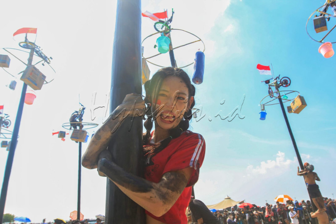 Selain karnaval, tak ketinggalan berbagai perlombaan. Tua muda, anak-anak dan remaja berbaur menjadi satu dalam kebersamaan dan kegembiraan.&nbsp;Hypeabis/Robby Fathan<br />
<br />
Editor : Yayus Yuswoprihanto<br />
<br />
&nbsp;