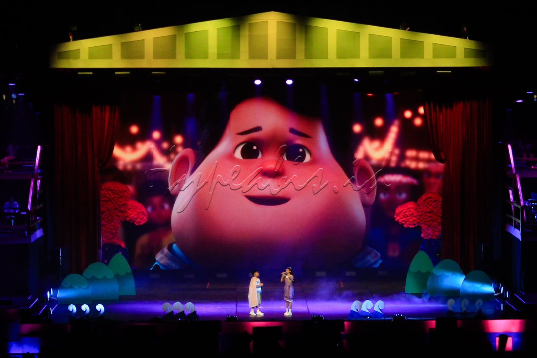 Para keluarga muda, anak-anak, remaja dan dewasa berbondong-bondong memenuhi area konser dengan wajah riang, tak sedikit yang mengenakan atribut bergambar animasi JUMBO yang mereka siapkan sendiri, menunjukkan kecintaannya terhadap animasi garapan Indonesia tersebut.<br />
<br />
Editor : Yayus Yuswoprihanto