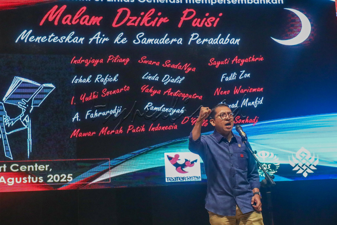 Menteri Kebudayaan Fadli Zon tampil dalam acara Malam Dzikir Puisi bertajuk <em>Meneteskan Air ke Samudera Peradaban</em> di Makara Art Center, kampus Universitas Indonesia (UI) Depok, Jawa Barat, Sabtu (23/8/2025). Dalam kesempatan itu Fadli Zon yang juga merupakan alumni Universitas Indonesia dan anggota Teater Sastra UI membacakan salah satu puisinya.
<div>&nbsp;</div>