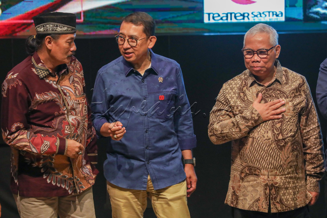 Teater Sastra UI merupakan kelompok teater berbasis kampus yang memiliki akar kuat dalam sejarah seni pertunjukan di Kampus Perjuangan tersebut. Berdiri sejak 1984 atas prakarsa dramawan ternama Yudhi Soenarto, teater ini lahir di kampus UI Rawamangun dengan misi mendorong karya-karya aktual kritis dan berkelas. Anggotanya terdiri dari mahasiswa dosen dan alumni UI yang memiliki gairah mendalam terhadap sastra dan teater.<br />
&nbsp;
<div>&nbsp;</div>