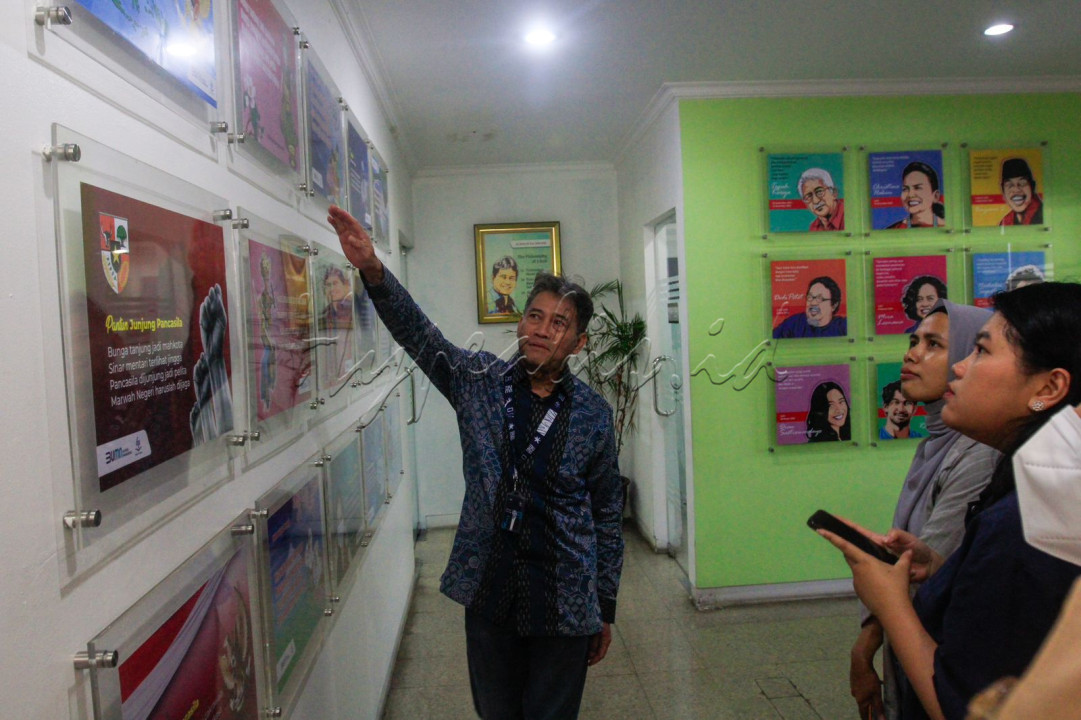 Sejumlah pembaca setia Hypeabis.id berkesempatan berkeliling dan melihat secara langsung kantor Balai Pustaka yang berlokasi di Jl. Bunga No. 8, Palmeriam, Matraman, Jakarta Timur. Para Genhype dijamu sekaligus diajak berkeliling oleh Direktur Utama Balai Pustaka Achmad Fachrodji, yang dikenal juga piawai dalam membuat pantun.<br />
&nbsp;