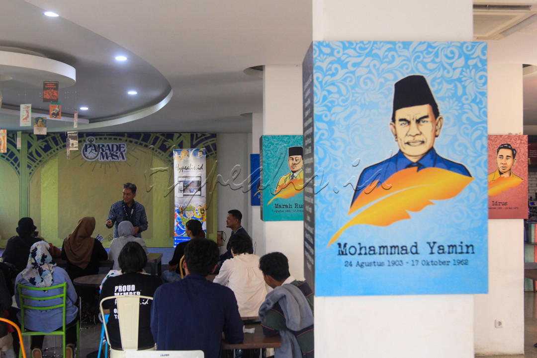 Selama sekitar satu jam, Genhype berkeliling gedung Balai Pustaka yang berlantai tiga untuk melihat koleksi buku dan mengakses ruang arsip di lantai 3 guna merasakan sensasi menelusuri jejak sejarah aksara dari dekat.