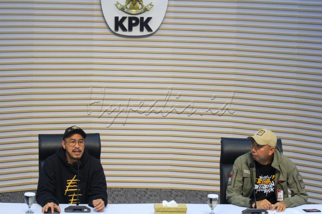 Komika Pandji Pragiwaksono (kiri) didampingi Direktur Sosialisasi dan Kampanye Antikorupsi Komisi Pemberantasan Korupsi (KPK) Amir Arief menyampaikan keterangan pers di Gedung Merah Putih KPK, Jakarta, Senin (25/8/2025). Pandji berkolaborasi dengan KPK menyebarkan pesan antikorupsi lewat kampanye Mens Rea dalam penutupan Stand-Up Comedy Special Mens Rea di Indonesia Arena, Jakarta. KPK berpesan kepada Pandji untuk memasukkan pesan berupa slogan biasakan yang benar, jangan benarkan yang biasa dalam bit-bit komedinya.Titipan pesan dari lembaga antirasuah tersebut memiliki semangat yang sama dengan Pandji dalam pertunjukannya. Amir Arief menyatakan frekuensi yang sama, semangat yang sama, anatara KPK dengan Pandji yang selalu menunjukkan keresahan-keresahan, kritik sosialnya, refleksi sosialnya dalam pesan-pesan politik, dan pesan-pesan pendidikan hukum.<br />
<br />
Editor : Yayus Yuswoprihanto