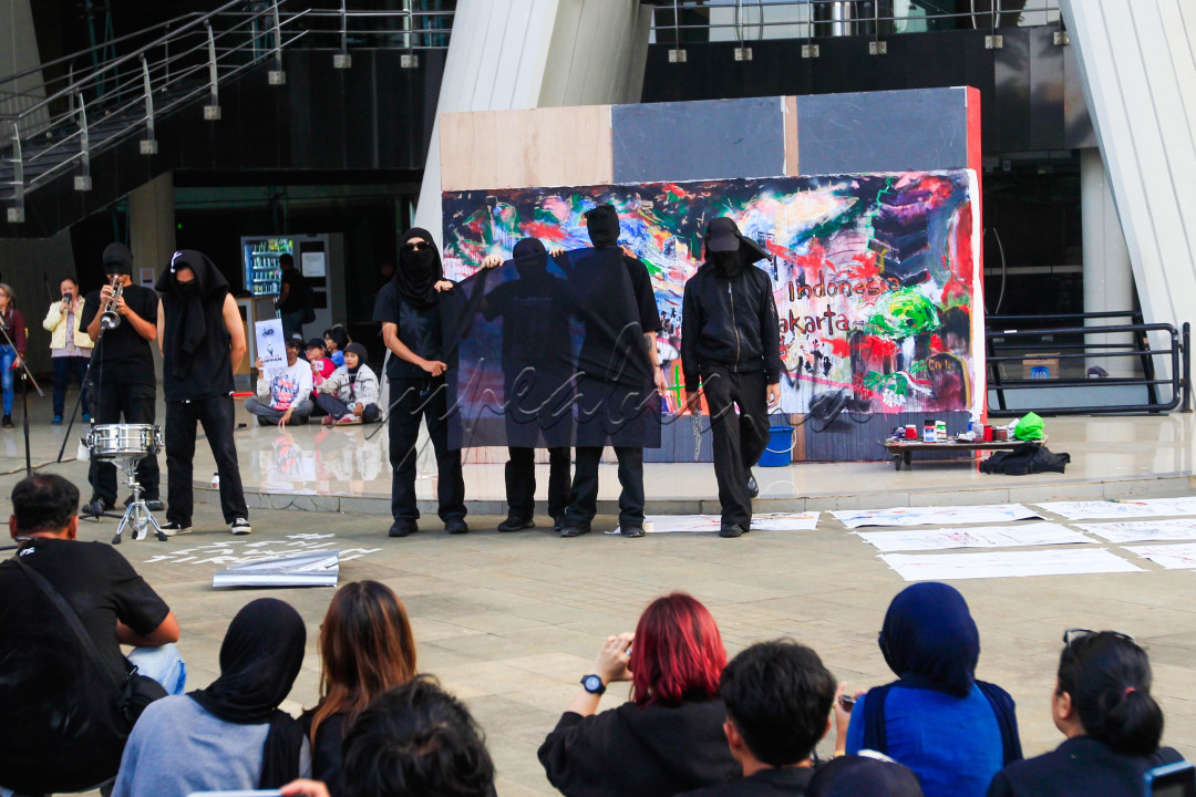 Ratusan masyarakat sipil, seniman, sastrawan, dan musisi berkumpul menyuarakan pendapat mereka tentang situasi Indonesia yang memanas dalam sepekan terakhir. Ada yang berekspresi lewat mural, performance art, membaca cerpen, hingga beragitasi untuk terus menjaga sesama warga.