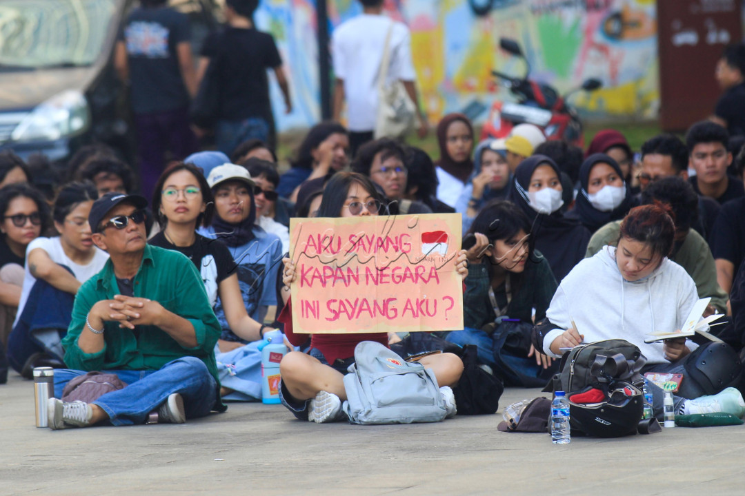 Pada aksi tersebut DKJ menyampaikan belasungkawa terhadap para korban dan menegaskan tidak boleh ada satu nyawa lagi yang dikorbankan. DKJ juga menyatakan sikap :<br />
1. Kebebasan berekspresi dan menyatakan pendapat harus dilindungi tanpa syarat sebagai bagian dari Hak Azasi Manusia.<br />
2. Menuntut aparatur negara menghentikan segala bentuk kekerasan terhadap masyarakat sipil, termasuk kepada seniman dan pekerja seni.<br />
3. Menuntut agar setiap pelaku kekerasan dihukum sesuai dengan aturan yang berlaku tanpa pandang bulu.<br />
4. Pemerintah perlu serius mendengarkan aspirasi rakyat, memenuhi hak-hak azasi dan kebutuhan rakyat, dan tidak semata-mata memikirkan kepentingan elite politik saja. Hentikan perilaku tidak tahu malu yang makin gamblang menunjukkan sikap-sikap koruptif, kolusi, nepotisme, dan penguasaan ekonomi oleh segelintir kelompok elite.<br />
<br />
Editor : Yayus Yuswoprihanto