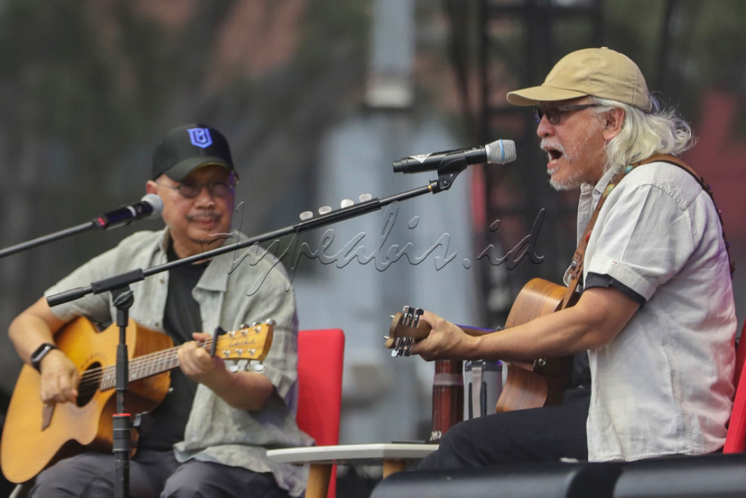 Ebiet G Ade dan Iwan Fals mulai naik panggung pada pukul 10.45 WIB. Penampilan mereka merupakan bagian dari 10 musisi pertama yang membuka konser di hari pertama festival.<br />
&nbsp;