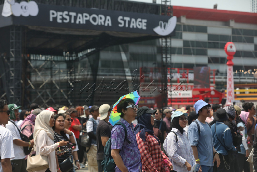 Sepanjang penampilan, penonton dibuat terhibur dengan suara-suara khas dua legenda ini. Ebiet, di usianya yang tak lagi muda, masih mampu menampilkan vibrato panjang khasnya. Vokalnya berpadu apik dengan karakter Iwan yang lantang dan lebih ekspresif.<br />
&nbsp;
