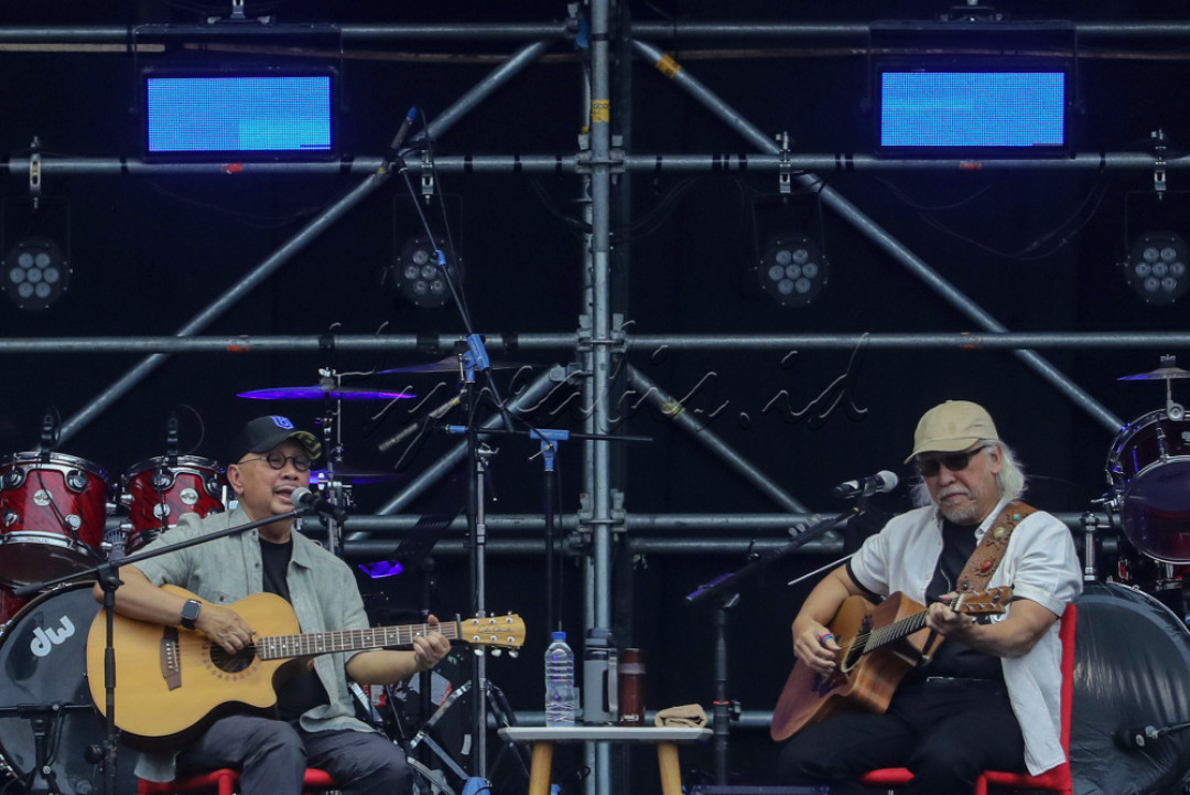 Penampilan mereka berdua ditutup dengan lagu <em>Titip Rindu Buat Ayah</em> dan <em>Belum Ada Judul.</em> Pada akhirnya, penampilan Ebiet dan Iwan kali ini lebih dari sekadar konser. Ini adalah tentang perayaan warisan musik Indonesia yang meski berbeda, tetapi tetap punya warna menarik.<br />
<br />
Editor : Yayus Yuswoprihanto<br />
<br />
&nbsp;