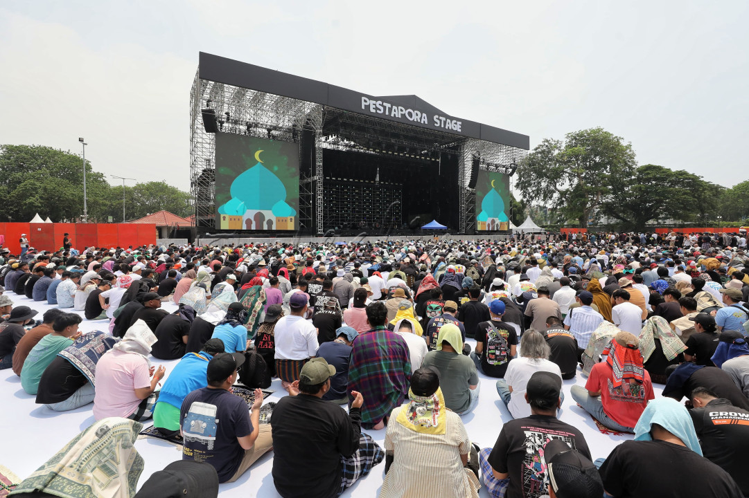 Penonton melaksanakan Salat Jumat di sela-sela acara Pestapora 2025 di JIExpo Kemayoran, Jakarta, Jumat (5/9/2025). Bertindak sebagai Imam dan khatib pada salat tersebut adalah&nbsp;Rhoma Irama. Raja Dangdut itu juga tampil bersama Soneta Group dalam satu panggung dengan&nbsp;Maliq &amp; D&rsquo;Essentials. Kehadirannya pun memberi pengalaman lengkap bagi pengunjung, dari ibadah hingga hiburan.<br />
Pestapora 2025 memang tampil dengan suasana yang berbeda dibandingkan dengan tahun-tahun sebelumnya. Jika sebelumnya digelar pada pukul 14.00 - 01.00 dini hari, festival musik tahunan edisi kali ini mulai pukul 08.00 WIB hingga 20.00 WIB. Pelaksanaan festival yang jatuh pada Jumat, 5 September 2025, menghadirkan momen menarik bagi pengunjung karena ada jeda konser pada siang hari untuk menggelar Salat Jumat.<br />
<br />
Editor : Yayus Yuswoprihanto