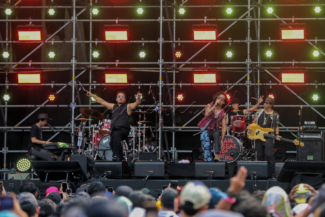 Grup Musik Slank tampil bersama Penyanyi Sal Priadi pada hari pertama Pesta Pora 2025 di Jakarta, Jumat (5/9/2025). Dalam penampilannya mereka membawa sejumlah lagu seperti Dari Planet Lain, Gala Bunga Matahari, Birokrasi Kompleks dan Ku Tak Bisa.<br />
&nbsp;