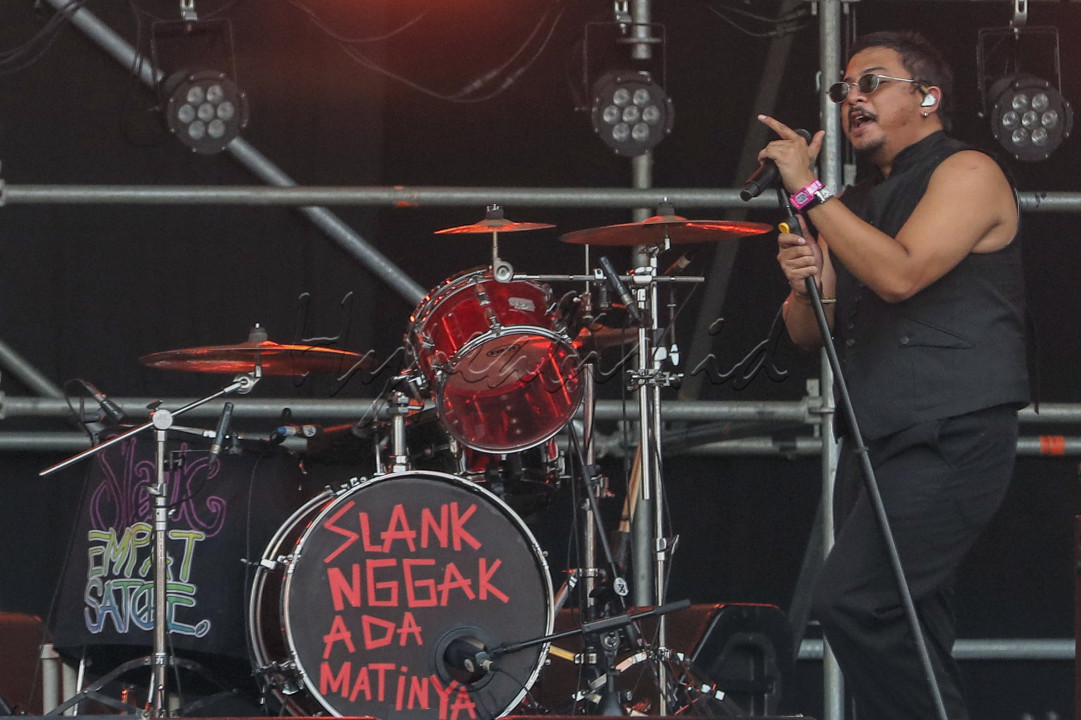 Panggung kolaborasi ini dibuka oleh Sal Priadi yang membawakan lagu ikonik Slank dari formasi 13. Dengan karakter vokalnya yang khas, Sal memberi sentuhan baru pada lagu tersebut, menghadirkan nuansa segar tanpa menghilangkan energi aslinya.<br />
&nbsp;