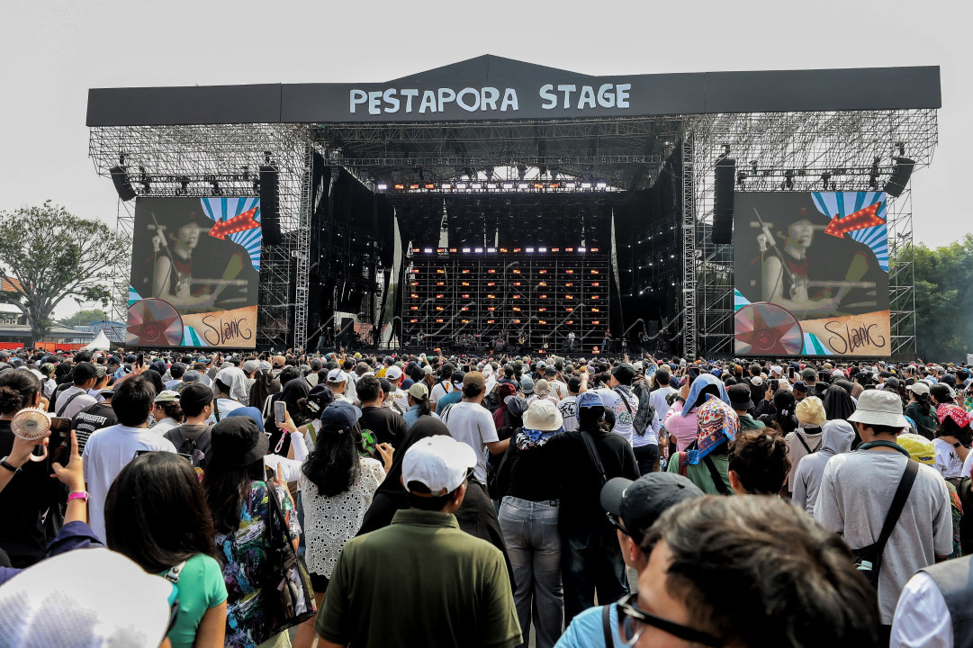 Suasana semakin semangat ketika melodi lagu I Miss U But I Hate U mulai terdengar. Para penonton pun larut ikut menyanyikan lagu tersebut sembari bergoyang mengikuti irama yang asyik.<br />
&nbsp;