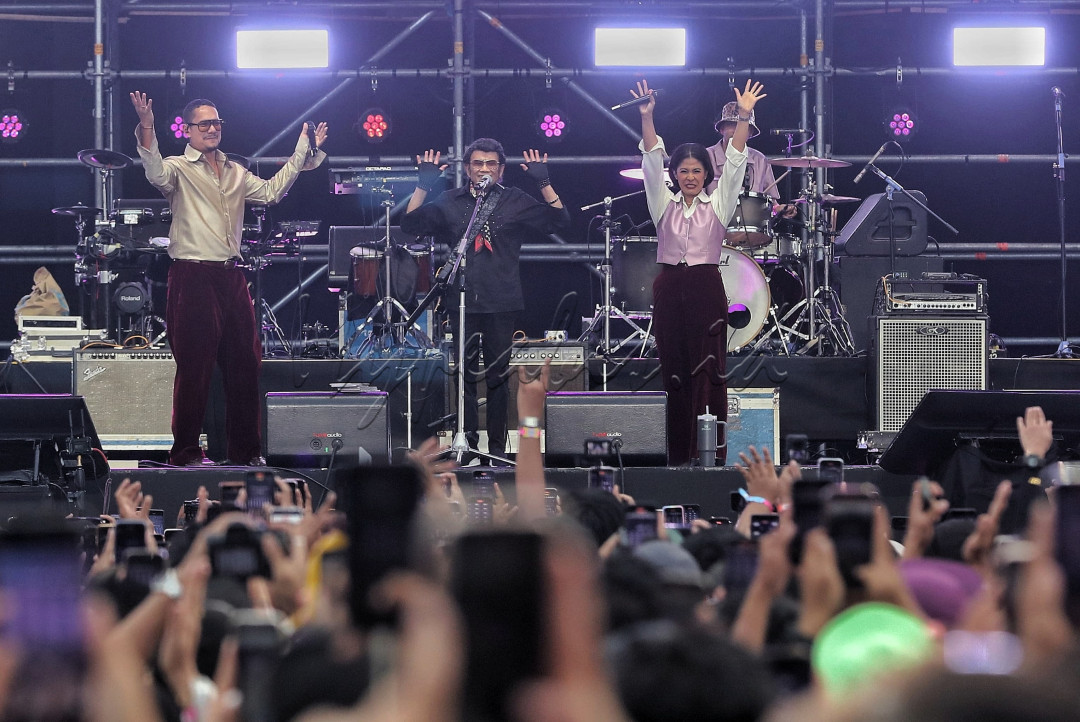 Rhoma Irama &amp; Soneta Band serta Maliq &amp; D&rsquo;Essentials pun menutup penampilan mereka dengan berduet membawakan lagu Mirasantika. Semua penonton ikut bernyanyi dan bergoyang, menjadikan sore terasa meriah.<br />
<br />
Editor : Nurul Hidayat