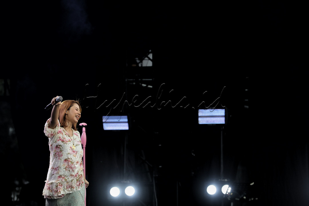 Selain membawakan lagu andalannya seperti <em>Sorai</em> dan <em>Bertaut</em>, Nadin juga melantunkan lagu dari album debutnya <em>Selamat Ulang Tahun</em> yang dirilis pada 2020. Suaranya yang khas, ditambah aransemen musik yang minimalis namun emosional, berhasil menciptakan suasana intim meskipun berada di tengah hiruk-pikuk festival.<br />
<br />
Editor : Yayus Yuswoprihanto<br />
&nbsp;