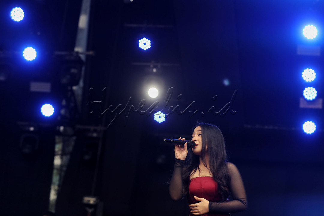 Pertunjukan dimulai dengan Bernadya membawakan lagu <em>Lama-Lama</em>, disusul <em>Si Paling Mahir</em> dari Raisa, yang langsung mengajak penonton bernyanyi bersama. Raisa kemudian melanjutkan dengan <em>Could It Be,</em> lagu hit diawal kariernya.&nbsp;