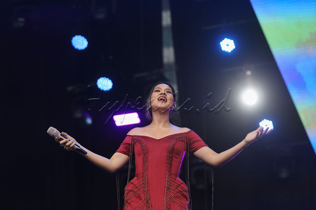 Warna musik yang disajikan sangat beragam, mulai dari balada emosional, pop rock, hingga sentuhan <em>indie-pop</em> modern. Transisi antar lagu mengalir mulus tanpa jeda canggung, memperlihatkan <em>chemistry</em> kuat antara Raisa dan Bernadya.