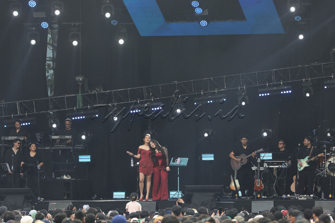 Momen puncak terjadi saat ribuan penonton ikut bernyanyi bersama Raisa, sementara di sisi lain panggung hening saat Bernadya menyanyikan lirik sendu. Pergantian atmosfer ini membuat konser terasa dinamis dan membawa audiens dalam perjalanan emosi yang lengkap. Raisa dan Bernadya merupakan dua penyanyi perempuan yang memberi warna penting bagi perkembangan musik solo di Indonesia. Menariknya, keduanya tumbuh dan berkembang di bawah naungan label yang sama, Juni Records, yang makin menegaskan ikatan musikal dan profesional mereka.<br />
<br />
Editor : Yayus Yuswoprihanto