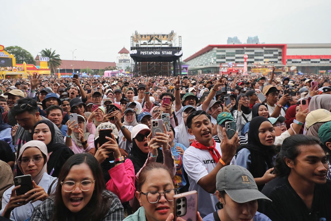 Sheila on7 mencuri perhatian di Pestapora 2025 dengan konsep <em>Side B</em> yang jarang mereka tampilkan di panggung besar. Band asal Yogyakarta ini mengisi panggung dengan membawakan lagu-lagu <em>underrated</em> yang memiliki tempat khusus di hati penggemar lama yang langsung membuat penonton histeris.