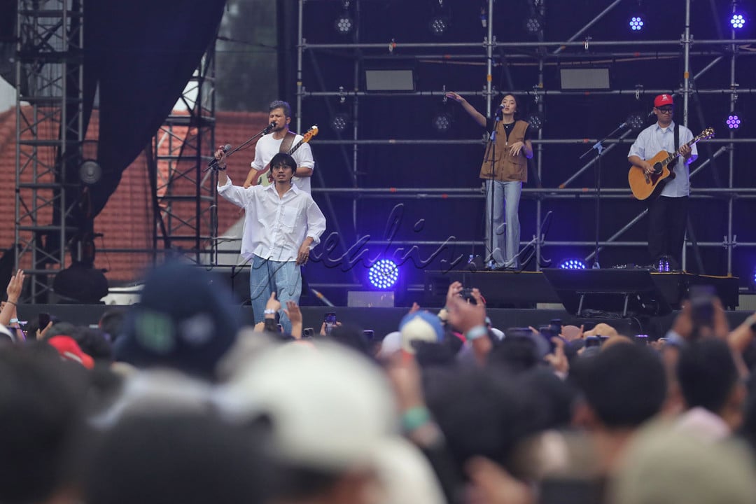Konsep Side-B merujuk pada sisi kedua kaset atau piringan hitam yang berisi lagu-lagu eksperimental dan personal, berbeda dengan hits utama di sisi A. Sheila on7 menggebrak dengan lagu <em>Tertatih </em>dari album perdana mereka (1997), diikuti <em>Selamat Datang</em> dari album <em>Musim yang Baik </em>(2014).&nbsp;