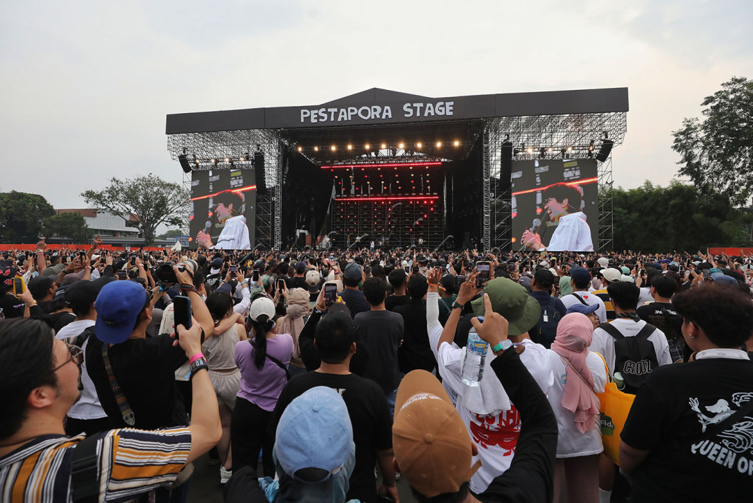 Sheila on 7, yang berdiri sejak 1996, tetap menjadi ikon musik Indonesia dengan lagu-lagu legendaris seperti <em>Dan, Sephia,</em> dan <em>Melompat Lebih Tinggi</em>. Mereka dikenal tidak hanya sebagai band nostalgia, tetapi juga legenda hidup yang tetap relevan di industri musik Tanah Air.<br />
<br />
Editor : Yayus Yuswoprihanto<br />
&nbsp;