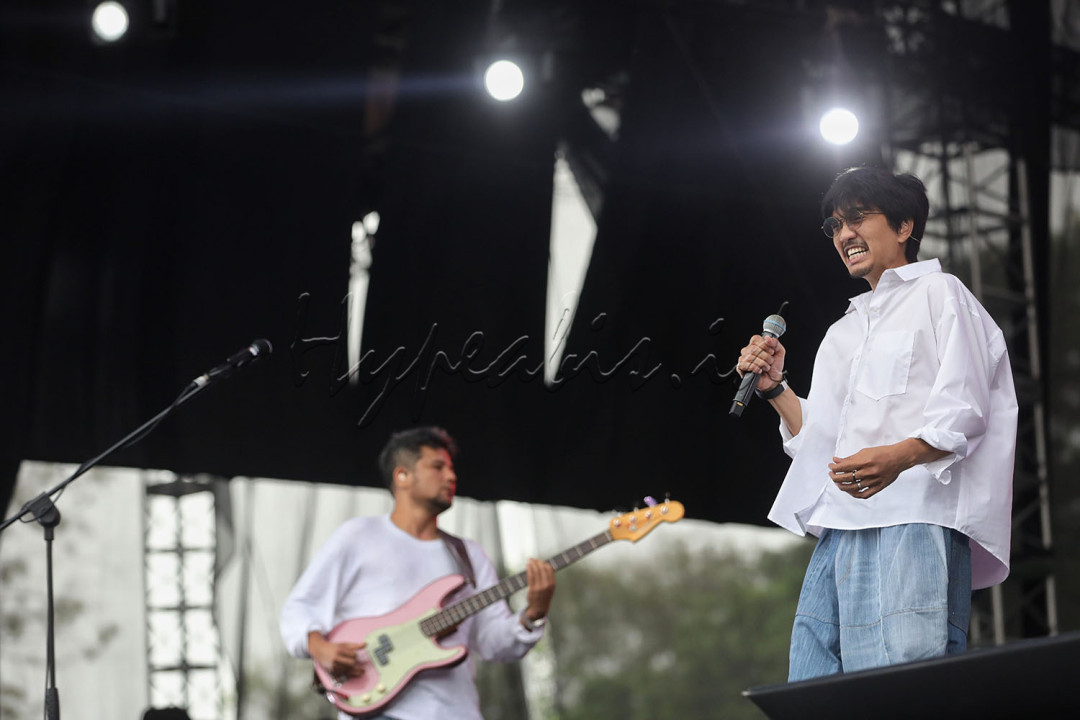 Sheila on7 memperlihatkan sisi musikalitas yang lebih berani dan personal, jauh dari sekadar hits yang biasa mereka bawakan. Suasana konser berganti antara bernyanyi bersama dan mendengarkan khidmat, menandai pengalaman musik yang lebih mendalam.&nbsp;<br />
<br />
&nbsp;