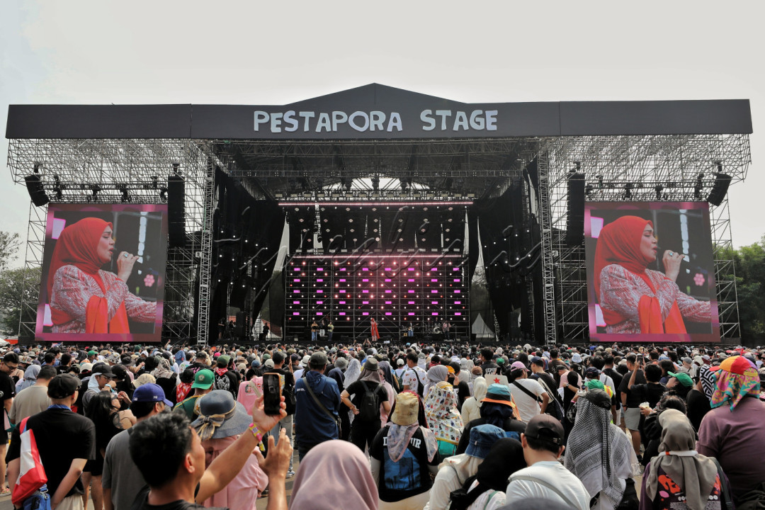 "Terima kasih, Masya Allah, saya ini sebenarnya kangen sama kalian. Kalian memberikan semangat luar biasa, jadi saya ucapkan terima kasih kepada penyelenggara Pestapora. Saya yakin, yang di sini memang mendengarkan lagu-lagu saya," ujarnya dalam sapaan khas dengan dialek Malaysia.<br />
&nbsp;