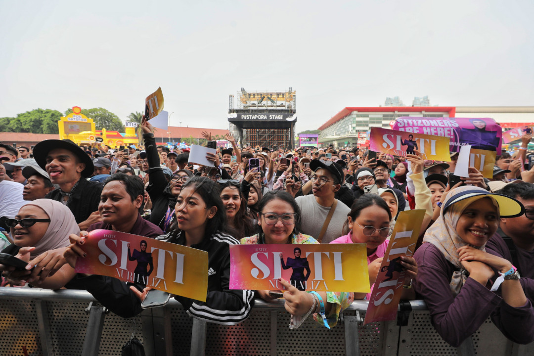 Suasana kian meriah saat penyanyi Negeri Jiran itu melantunkan <em>Gerimis Mengundang</em> dan <em>Tiara </em>secara <em>medley</em>. Ia kemudian mengajak musisi dan pencipta lagu Ade Govinda naik ke panggung untuk berkolaborasi membawakan lagu <em>Menamakanmu Cinta.</em><br />
&nbsp;