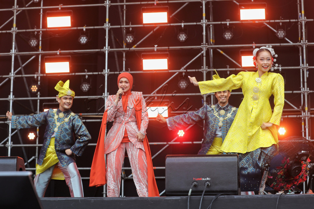 Sebagai penutup, Siti menyanyikan lagu Nirmala yang ikonik. Penonton pun larut dalam nyanyian dan bergoyang bersama. Di akhir penampilan, Siti mengungkapkan rencananya untuk segera kembali menggelar konser di Indonesia guna menyapa para penggemar setianya.<br />
<br />
Editor :&nbsp;<br />
&nbsp;