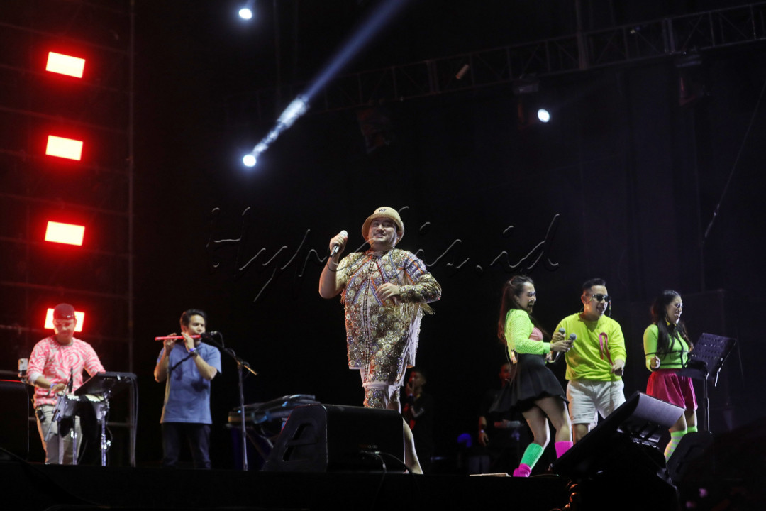 Dengan energi khas dan gaya interaktif, Nassar membawakan sejumlah lagu dangdut populer seperti <em>Keong Racun, Gejolak Asmara, Ojo Dibandingke,</em> hingga <em>Yang Penting Hepi</em>. Ribuan penonton bergoyang dan bernyanyi bersama, mengubah arena menjadi lautan suara dan tarian.<br />
&nbsp;