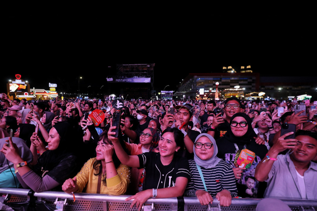 Momen nostalgia tercipta saat penonton berteriak meminta aksi panggung ekstrem seperti yang ia lakukan di Pestapora beberapa waktu lalu dengan memanjat tiang sambil bernyanyi.<br />
&nbsp;