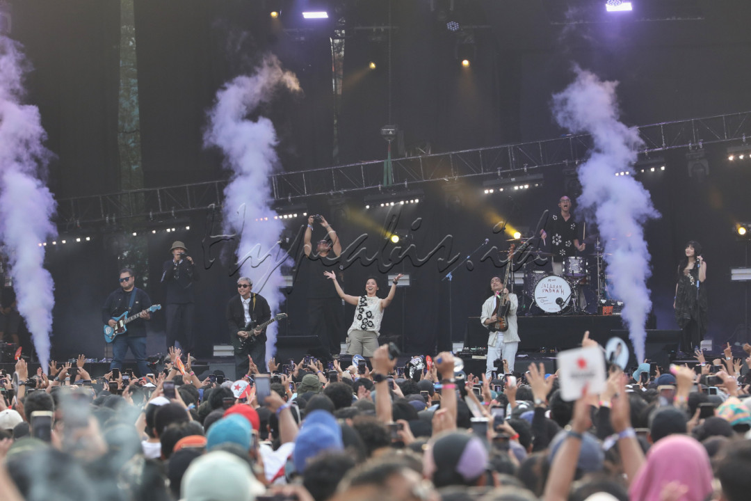 Grup Musik Barasuara menggebrak panggung Pestapora 2025 di Jakarta, Minggu (7/9/2025). Grup musik yang dibentuk pada 2012 ini membawakan sejumlah lagu seperti <em>Merayakan Fana, Etalase, Pancaron</em>a dan <em>Terbuang Dalam Waktu.</em><br />
&nbsp;