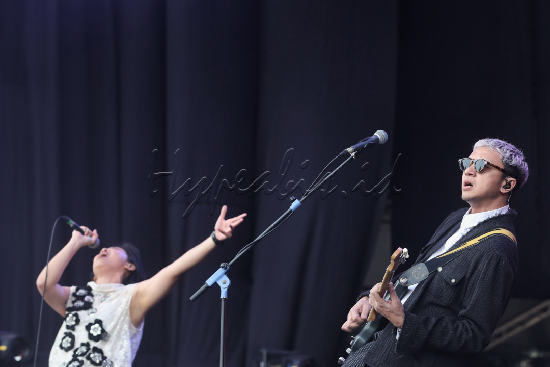 Barasuara memutuskan tetap naik panggung di festival musik Pestapora 2025, meskipun acara tersebut disorot karena keterlibatan perusahaan tambang sebagai salah satu sponsor. Keputusan ini diambil di tengah desakan sebagian publik dan sesama musisi yang memilih mundur sebagai bentuk protes.<br />
&nbsp;