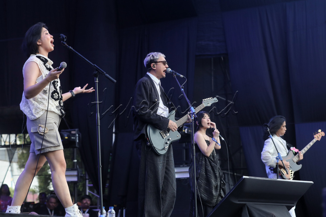 Menjelang akhir penampilan, mereka menyanyikan lagu <em>Etalase</em> sebelum akhirnya menutup dengan <em>Terbuang dalam Waktu</em>. Sebelum lagu terakhir dibawakan, sang vokalis Iga Massardi menyampaikan pesan penuh makna tentang perjalanan Barasuara selama lebih dari satu dekade.<br />
&nbsp;