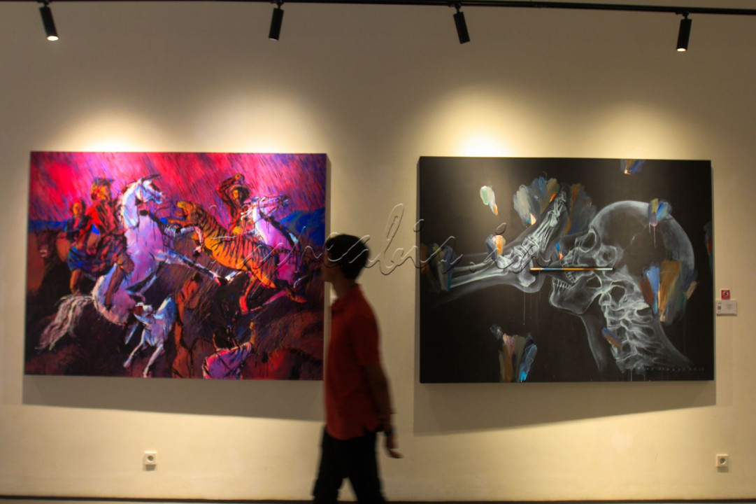 Pengunjung mengamati karya seni yang dipajang di Galeri Zen1, Jakarta. Pameran yang mengambil tema <em>Them Gallery Zen1 Collection</em> ini menampilkan karya dari sejumlah seminan seperti, Ade Habibie, Agus Suwage, Andry Boy Kurniawan, Arkiv Vilmansa, Dedy Suherdi, Eko Nugroho, Lugas Syllabus, Made Wianta, Mangu Putra, Masriadi, Richard Winkler, S.Dwi Stya Acong, Samsul Arifin, dan Ugo Untoro.