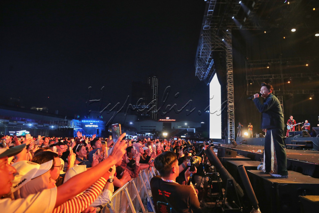 Denny Caknan berhasil menyulap panggung Pestapora jadi lautan penonton yang antusias. Perpaduan musik dangdut, gaya komunikatif, dan kejutan duet bersama istri menciptakan pengalaman tak terlupakan bagi penonton yang hadir.<br />
<br />
Editor : Yayus Yuswoprihanto