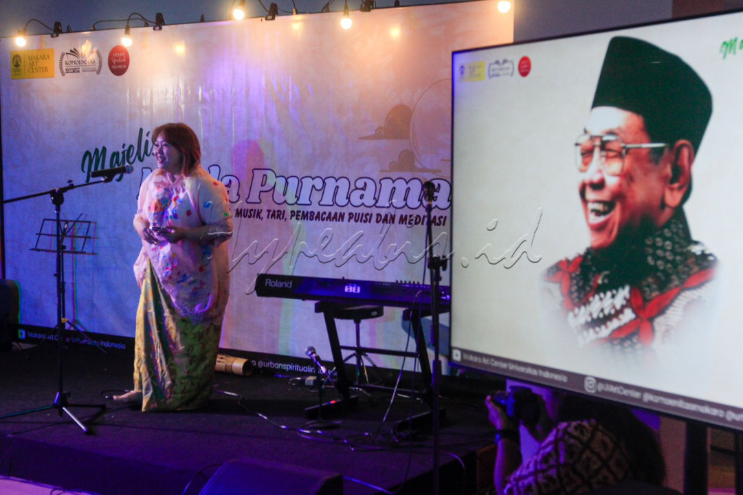 Putri bungsu Presiden ke-4 Abdurrahman Wahid atau Gus Dur, Inayah Wahid, membawakan orasi budaya pada Majelis Nyala Purnama di Selasar Makara Art Center Universitas Indonesia, Depok, Jawa Barat, Rabu (10/9/2025). Makara Art Center Ul bekerja sama dengan Komoenitas Makara dan Urban Spiritual Indonesia menggelar acara rutin bulanan yang diberi nama Majelis Nyala Purnama, sebuah ruang teduh untuk merayakan keberagaman, serta pelestarian nilai-nilai kebudayaan Indonesia.