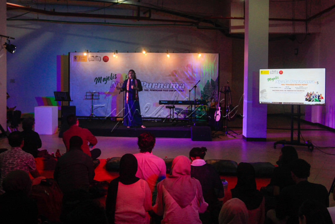 Majelis Nyala Purnama kali ini mengangkat tema <em>Humanisme Kultural Gus Dur</em>. Menghadirkan perjumpaan hangat antara ngaji budaya, musik, puisi, tari, dan meditasi-sebuah harmoni lintas ekspresi yang mencerminkan semangat Gus Dur dalam merawat keberagaman.
