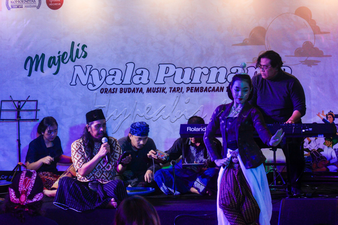 Namun di sisi lain, Gus Dur juga memasukkan atau mengeksplorasi&nbsp;nilai-nilai spiritualitas sebagai bagian dari kebudayaan. Menurutnya, Gus Dur ingin mengembalikan bahwa konstruksi kebudayaan Nusantara itu pertautan antara rasionalitas dan spiritualitas. Sementara selama ini, kaum modern tidak mengakui spiritualitas sebagai bagian dari kebudayaan. Bagi mereka, kebudayaan adalah segala cipta, rasa, dan karsa yang bersumber dari rasionalitas.<br />
<br />
Editor : Yayus Yuswoprihanto