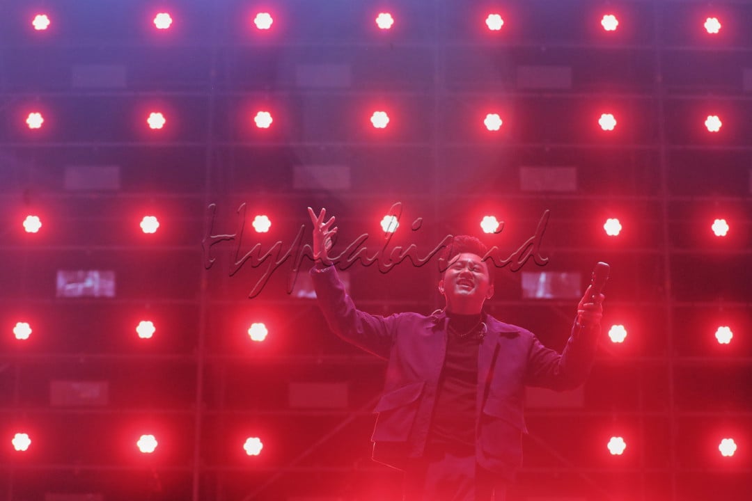 Tampil sekitar pukul 18.30 WIB, Denny membuka aksinya dengan lagu <em>Cundamani</em>, disusul <em>Sigar </em>dan <em>Dumes</em>. Setelah itu ia menyapa penonton dengan gaya khas Jawa Timuran, memperkenalkan diri dengan sebutan Denny Caknan dari Ngawi.<br />
&nbsp;