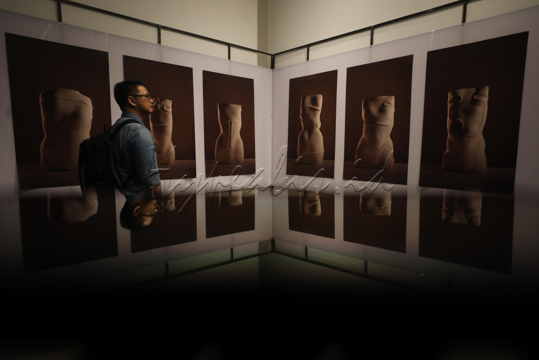 Pengunjung mengamati deretan karya foto di Jakarta International Photo Festival (JIPFest) 2025 di Taman Ismail Marzuki, Jakarta, Jumat (12/9/2025). Pameran yang diselenggarakan untuk kelima kalinya tersebut dijadwalkan berlangsung hingga 21 September 2025.&nbsp;
<div>&nbsp;</div>