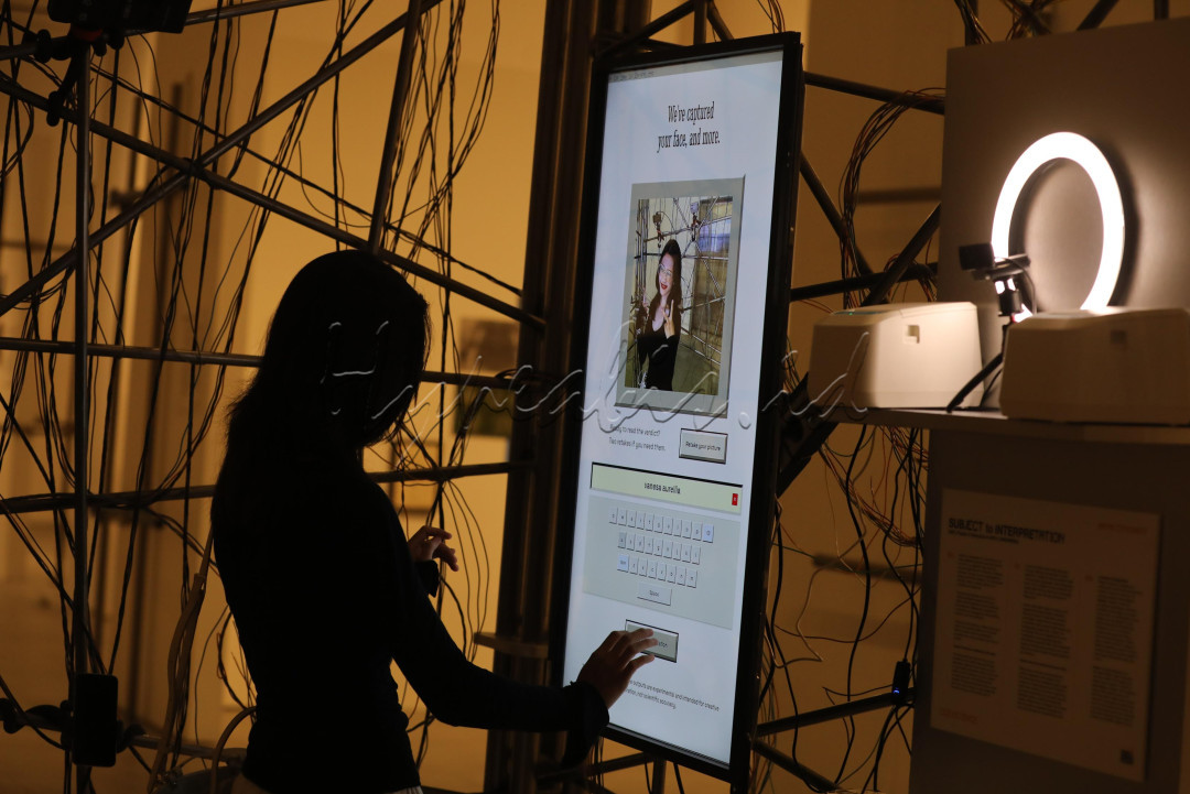 Selain pameran utama, JIPFest juga menghadirkan 61 bintang tamu, termasuk &Aacute;ngelab Rinc&oacute;n (Kolombia), Mai Nguy&ecirc;n Anh (Vietnam), Joanne Pang (Singapura), Woong Soak Teng (Singapura), Daisy Yang (Taiwan/Kanada), Kenji Chiga (Jepang), Yoese Mariam (Indonesia), Dicky Irman Nassa (Indonesia), Keyza Widiatmika (Indonesia), dan Meidiana
<div>Tahir (Indonesia). Para bintang tamu akan membagikan ilmu, cerita, dan pengalaman dalam program-program yang ada, seperti <u>Artist Talk</u>, <em>Discussion</em> dan <em>Public Lecture.</em> Dengan begitu, pengunjung tidak hanya menjadi penonton, tetapi juga bagian dari percakapan kreatif yang membentuk masa depan seni visual.</div>