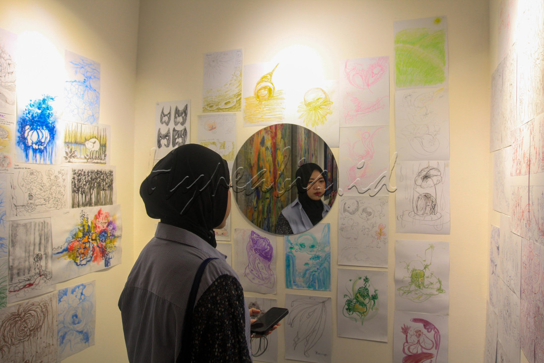 Pengunjung mengamati karya seni pameran yang dipajang di Galeri Kendys, Jakarta, Sabtu (13/9/2025). Diinisiasi oleh Atreyu Moniaga Project (AMP), pameran yang mempertemukan tiga seniman muda perempuan yakni Nana Yap, Maria Solimin, dan Emira Bunga ini akan berlangsung hingga 12 Oktober 2025.