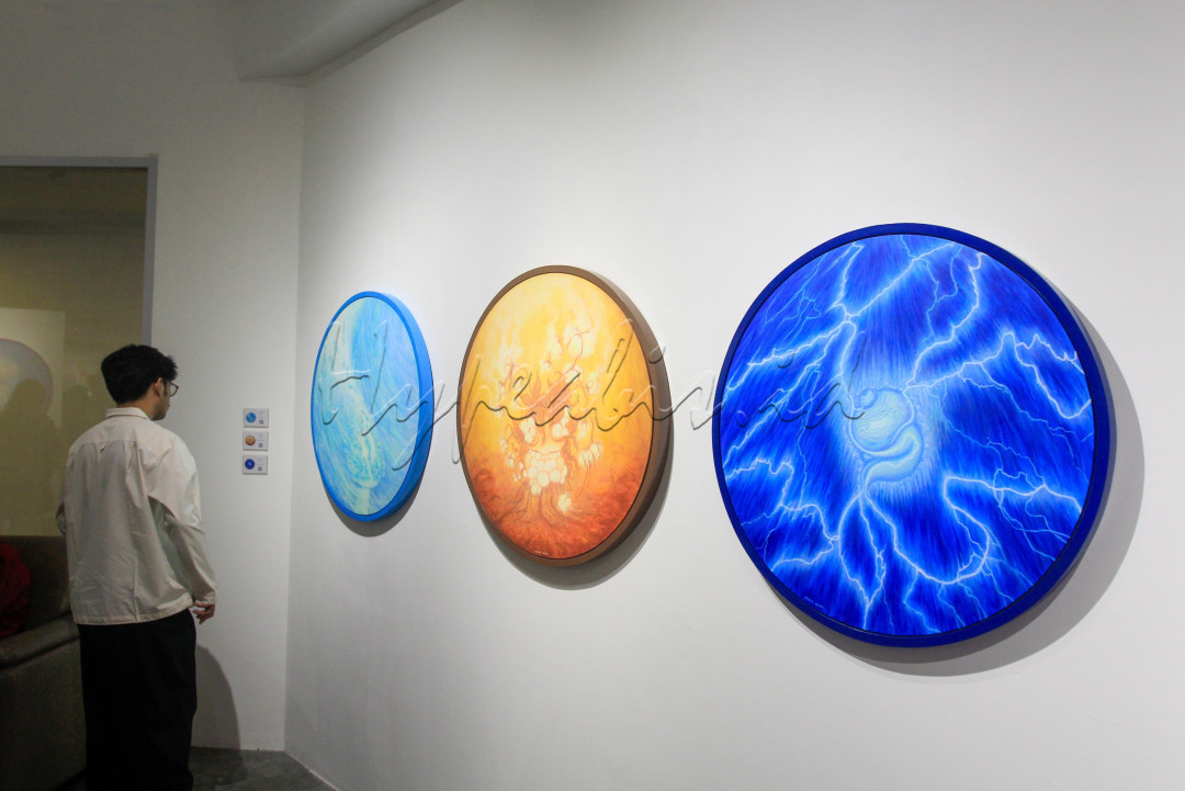 Kode-kode tersebut pun akan mewujud dalam karya seni mereka, yang maknanya dapat dirasakan oleh mereka yang pernah mengalami juga. Karya-karya di pameran ini pun akan menyingkap kode-kode tersembunyi dalam dimensi personal, sosial, maupun kultural.