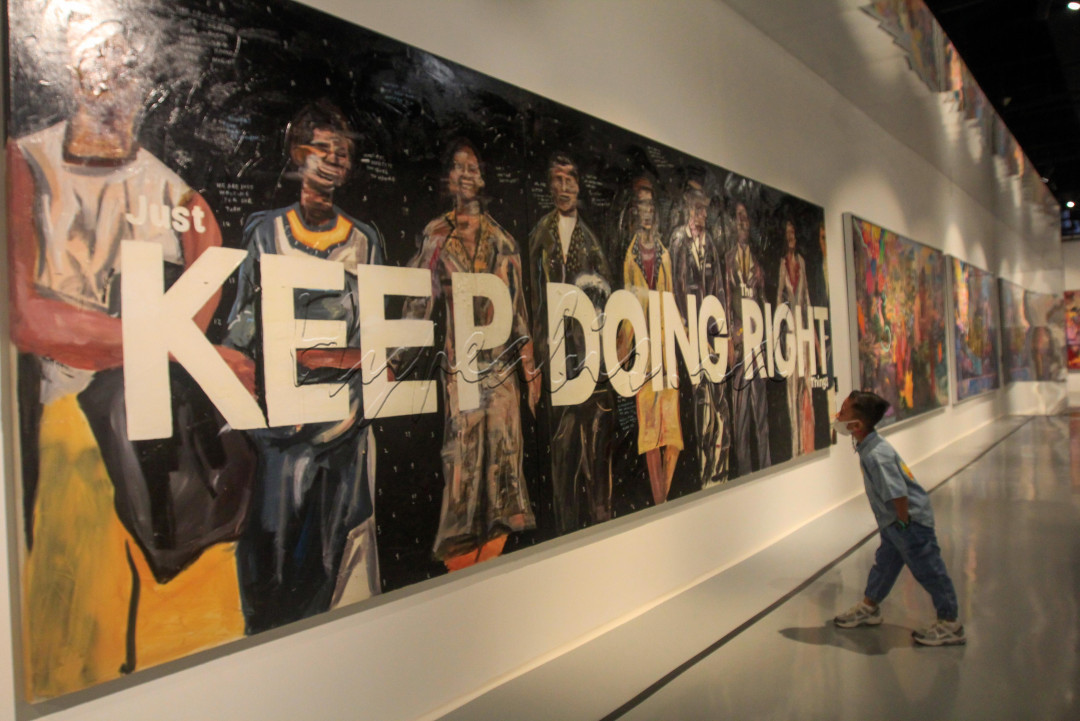 Pengunjung mengamati lukisan karya dari Presiden ke-6 Susilo Bambang Yudhoyono (SBY) pada pameran bertajuk <em>Art for Peace and a Better Future </em>di Astha Distric 8, Jakarta, Sabtu (13/9/2025). Pameran yang menampilkan 31 karya lukis dari 21 seniman tersebut dijadwalkan berlangsung hingga 6 Oktober 2025.<br />
&nbsp;