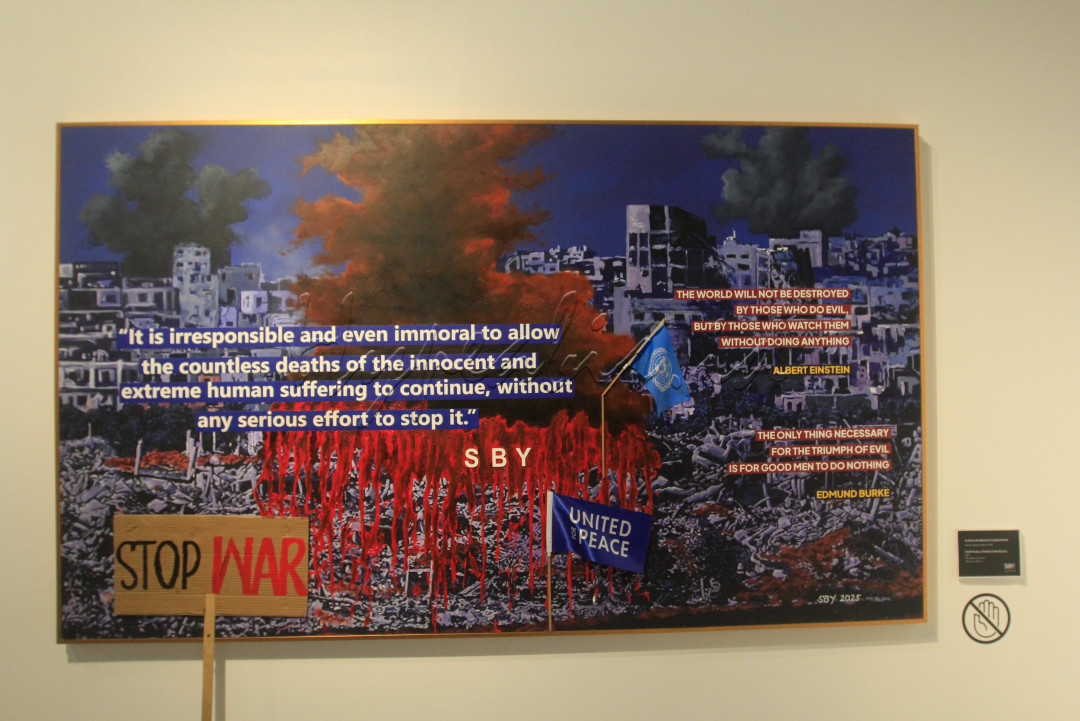 Pameran ini dikuratori oleh Suwarno Wisetrotomo dan Rizki Akhmad Zaelani sebagai dua kurator nasional yang memiliki reputasi panjang dalam dunia seni rupa Indonesia. Melalui pendekatan kuratorial yang mendalam, keduanya menekankan pentingnya seni sebagai ruang dialog reflektif, sekaligus menjadikan pameran ini sebagai medium untuk merespons isu-isu kemanusiaan dan lingkungan secara universal.<br />
Pameran <em>Art for Peace and a Better Future </em>diharapkan menjadi momentum memperkuat semangat kebersamaan, memperluas apresiasi seni rupa, serta meneguhkan kontribusi seni dalam mendukung pembangunan berkelanjutan.<br />
<br />
Editor : Yayus Yuswoprihanto