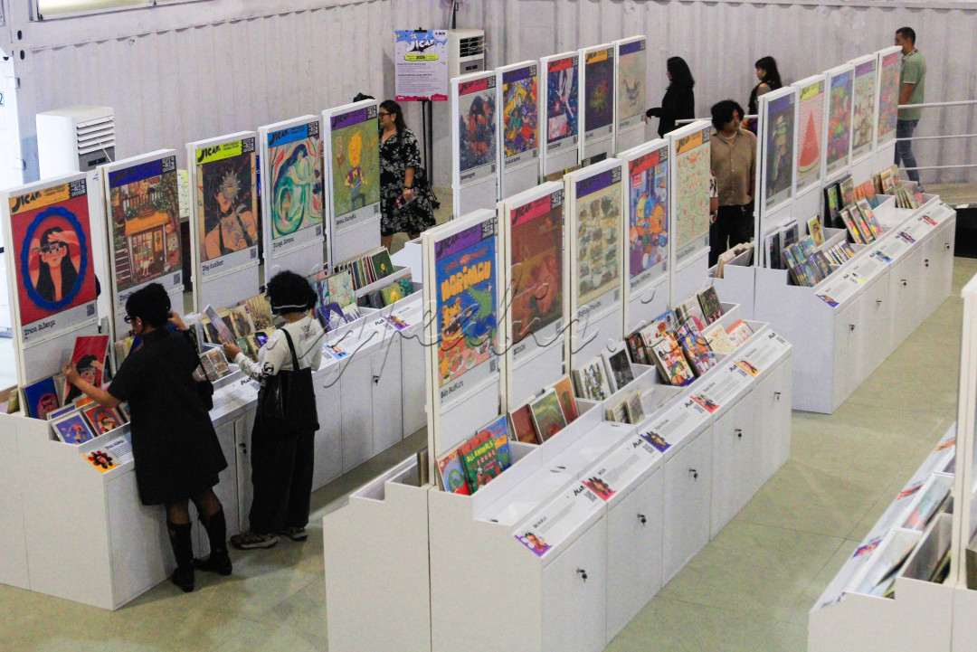 Pengunjung melihat karya yang ditampilkan pada Jakarta Illustration dan Creative Arts Fair (JICAF) 2025 di The Space, Senayan City, Jakarta, Kamis (18/9/2025). JICAF yang dijadwalkan berlangsung hingga 5 Oktober 2025 menghadirkan 45.000 karya seni kreatif dari 80 seniman lokal dan 20 seniman luar negeri.<br />
&nbsp;