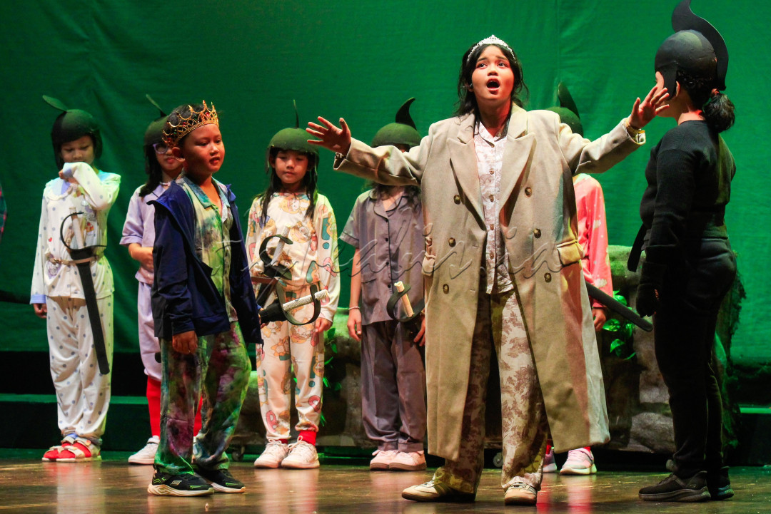 Sejumlah anak yang tergabung dalam Sanggar Teater Damai tampil dalam Festival Teater Anak 2025 dengan membawakan lakon bertajuk Sepatuku Ada 3 di Gedung Kesenian Jakarta, Jumat (19/9/2025). Festival yang diinisiasi oleh Dinas Kebudayaan DKI Jakarta tersebut sebagai wadah bagi anak-anak untuk menampilkan bakat seni peran.