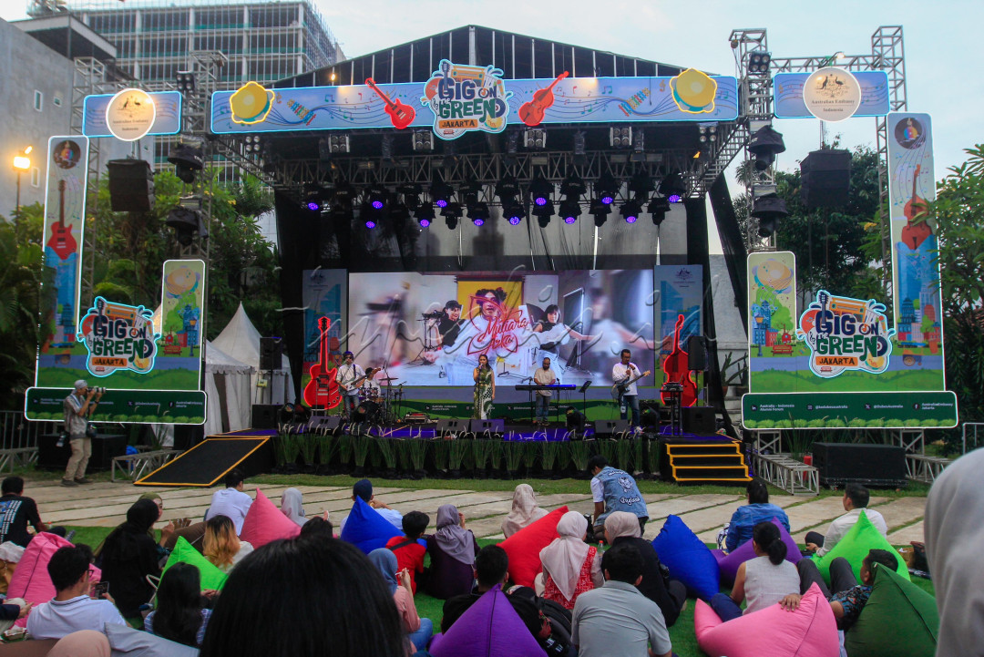 Festival dibuka dengan penampilan Mutiara Azka yang menghibur para alumni dengan mengajak bernyanyi dan menari bersama.