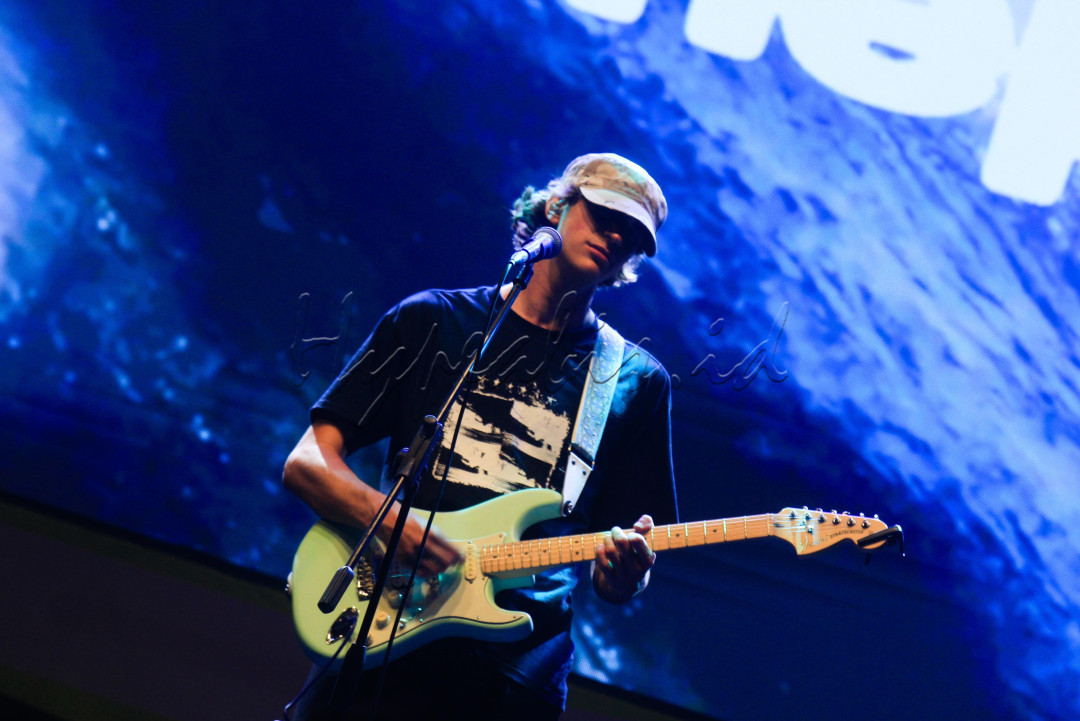 Keseruan berlanjut saat musisi asal Sydney, Neptune, tampil membawakan musik indie-pop dengan nuansa <em>easy-going</em> khas Australia. Penampilannya sukses menciptakan atmosfer santai nan hangat bagi para penonton.